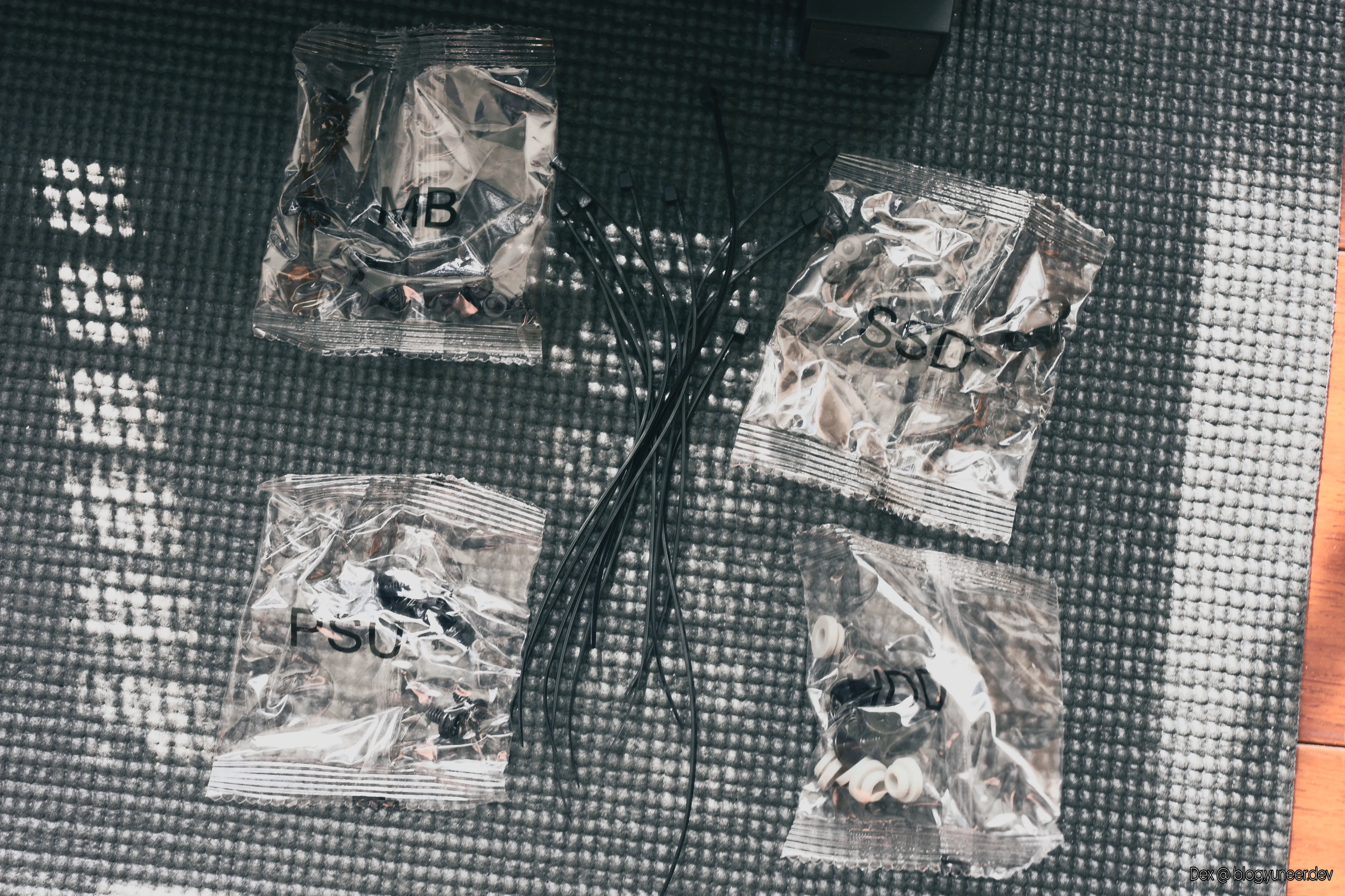 機殼螺絲與束帶